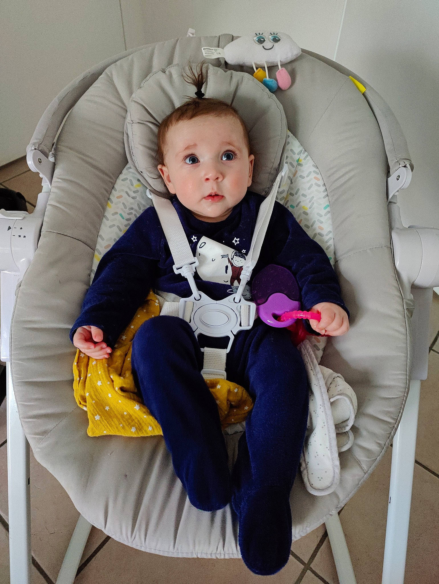 Chiara a rejoint le concours — aidez-le/la à gagner de superbes lots ! aircraft, armrest, auto_part, baby, baby_products, baby_toddler_clothing, car_seat, chair, child, comfort, fun, head_restraint, lap, person, seat_belt, service, sitting, thigh, toddler, uniform