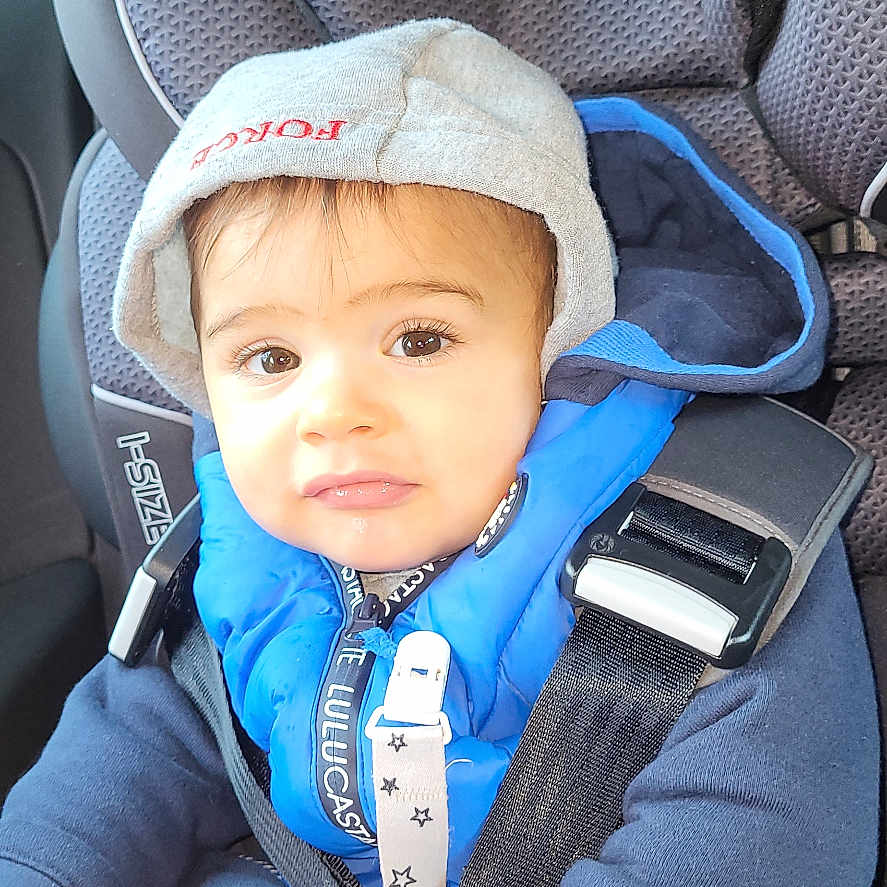 Kenzo participe au concours pour gagner de l'argent avec cette photo : accessories, baby, belt, car, clothing, coat, cushion, face, hat, head, homedecor, jacket, lifejacket, pants, person, photography, portrait, transportation, vehicle, vest