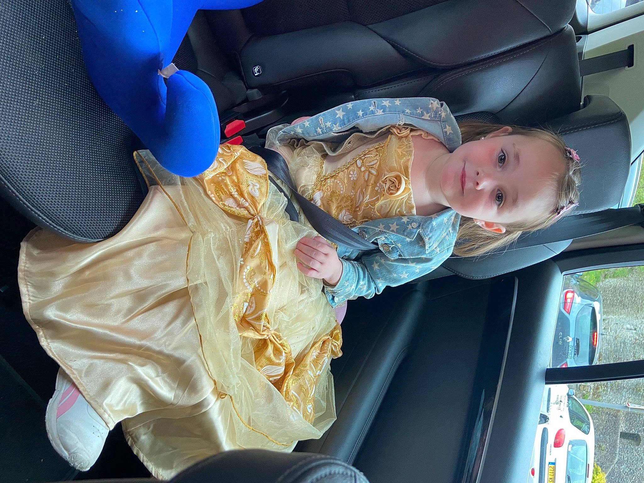 Maeva a rejoint le concours — aidez-le/la à gagner de superbes lots ! auto_part, automotive_exterior, baby, baby_carriage, baby_products, baby_toddler_clothing, car, car_seat, child, comfort, electric_blue, family_car, fun, luxury_vehicle, motor_vehicle, person, toddler, trunk, vehicle, vehicle_door