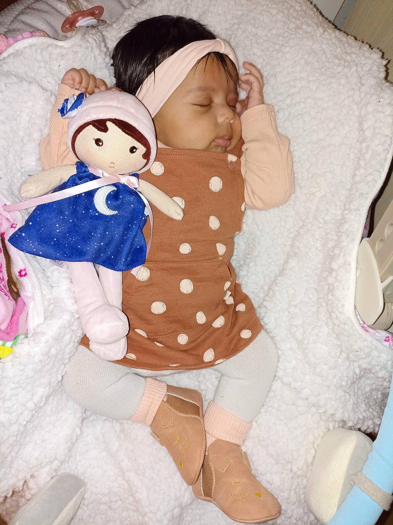 Inaya a rejoint le concours — aidez-le/la à gagner de superbes lots ! arm, baby, baby_toddler_clothing, cap, child, comfort, doll, eye, head, headwear, linens, outerwear, pattern, person, pink, product, skin, sleeve, stuffed_toy, textile