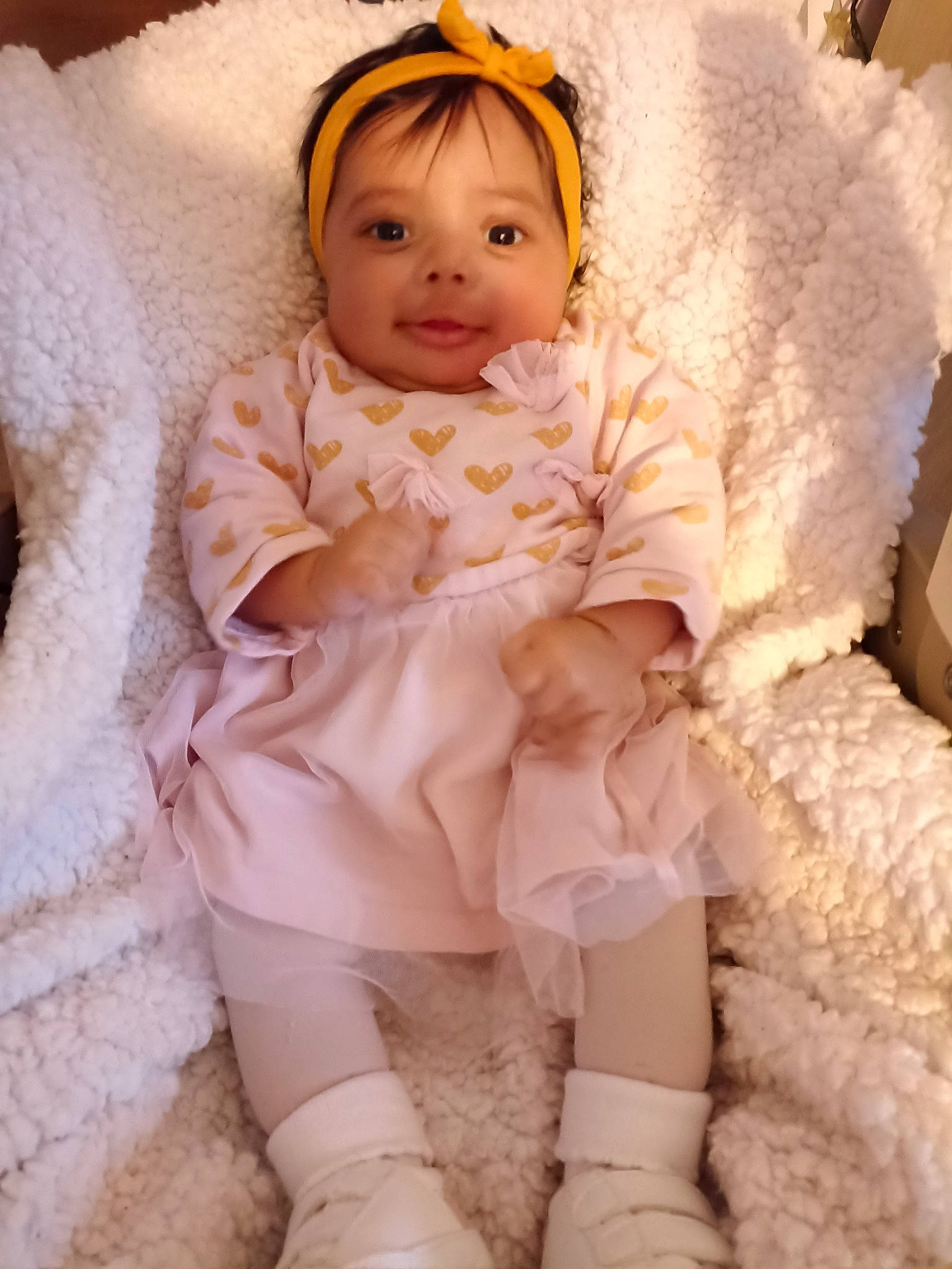 Inaya a rejoint le concours — aidez-le/la à gagner de superbes lots ! baby, baby_toddler_clothing, cheek, child, embellishment, eye, eyelash, fashion, finger, happy, headband, human, iris, outerwear, person, pink, skin, sleeve, textile, toddler