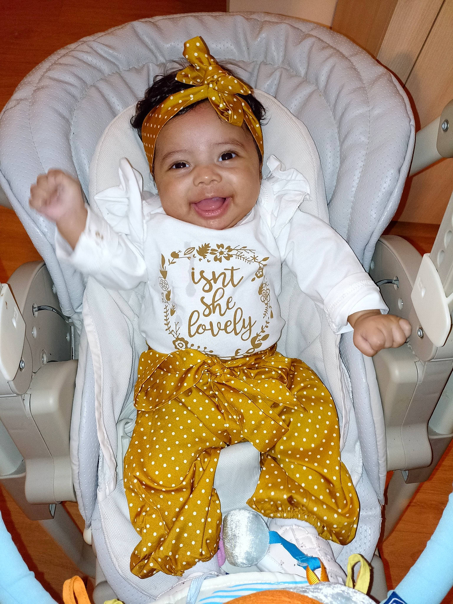 Inaya a rejoint le concours — aidez-le/la à gagner de superbes lots ! baby, baby_products, baby_safety, baby_sleeping, baby_toddler_clothing, car_seat, chair, cheek, child, comfort, fun, happy, headwear, lap, linens, pattern, person, sitting, sleeve, smile