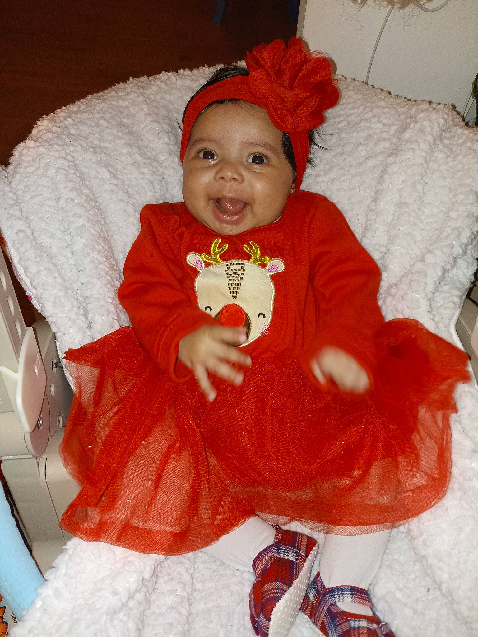 Inaya a rejoint le concours — aidez-le/la à gagner de superbes lots ! baby, baby_toddler_clothing, carmine, child, christmas_eve, comfort, costume, costume_hat, event, fictional_character, fun, hat, headwear, human_body, lap, person, room, santa_claus, sitting, sleeve