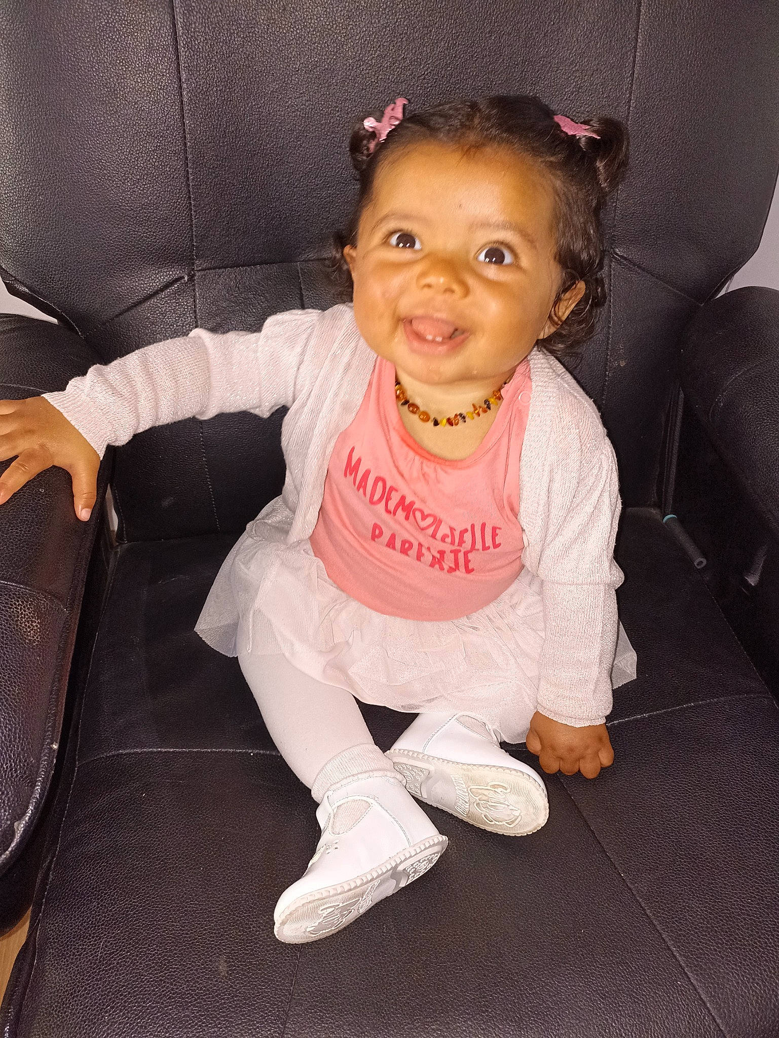 Inaya participe au concours pour gagner de l'argent avec cette photo : baby, baby_toddler_clothing, black_hair, car_seat, cheek, comfort, eye, eyebrow, face, finger, flooring, gesture, happy, head, human_leg, person, sleeve, smile, sock, t_shirt