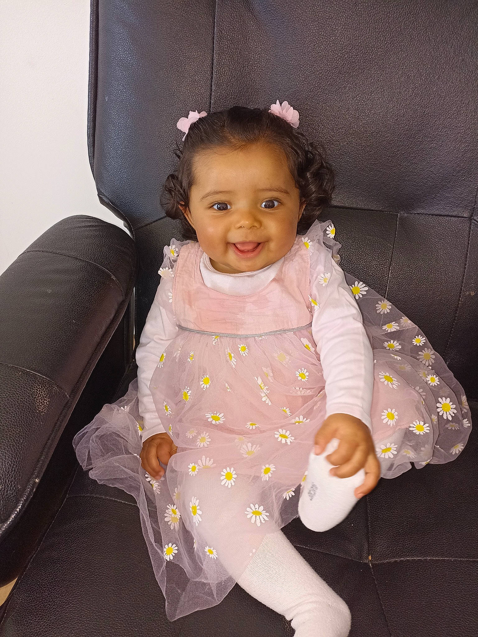 Inaya a rejoint le concours — aidez-le/la à gagner de superbes lots ! baby, baby_toddler_clothing, cheek, child, comfort, eye, fun, hair, hairstyle, happy, head, human_body, iris, joy, person, purple, sitting, skin, sleeve, smile