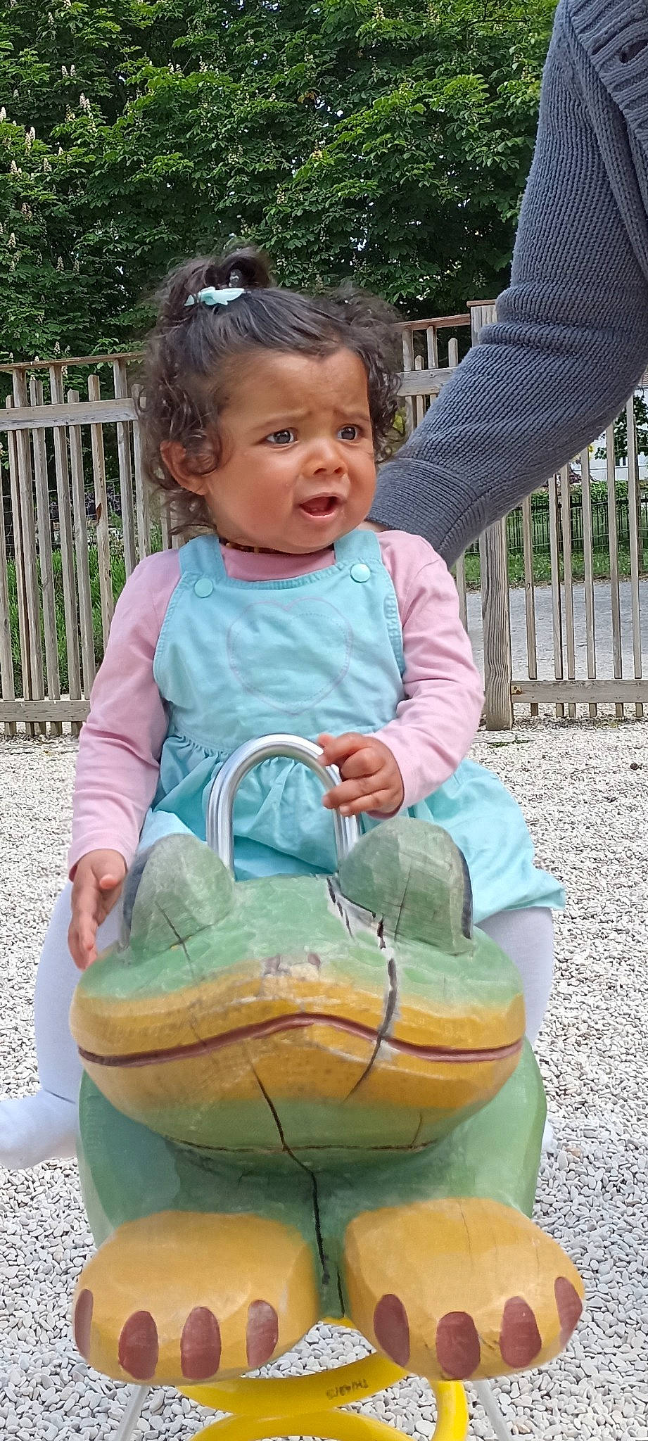 Inaya a rejoint le concours — aidez-le/la à gagner de superbes lots ! baby, baby_toddler_clothing, cheek, child, fence, fun, grass, hairstyle, happy, head, leaf, leisure, mouth, person, pink, plant, product, recreation, sitting, toddler