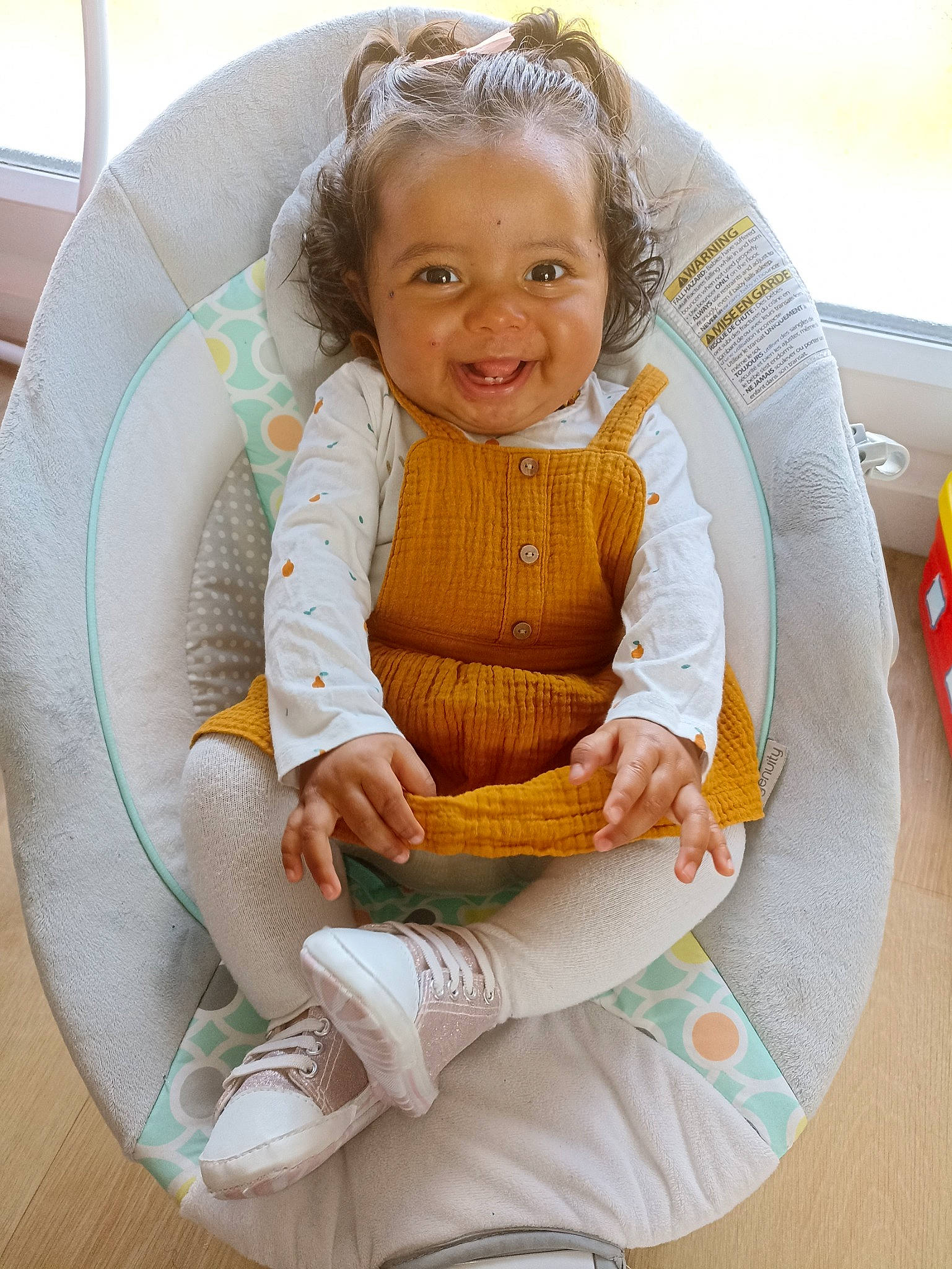 Inaya a rejoint le concours — aidez-le/la à gagner de superbes lots ! baby_products, baby_toddler_clothing, chair, child, circle, comfort, face, happy, head, joy, knee, lap, leisure, pattern, person, recreation, sitting, sleeve, smile, thigh