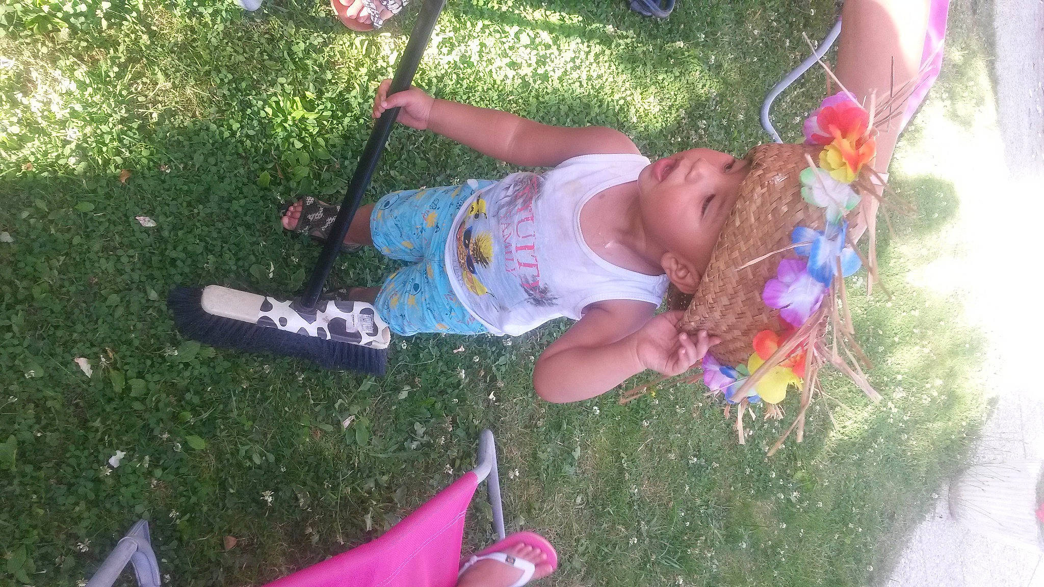 Imrane participe au concours pour gagner de l'argent avec cette photo : fun, grass, headwear, person, play