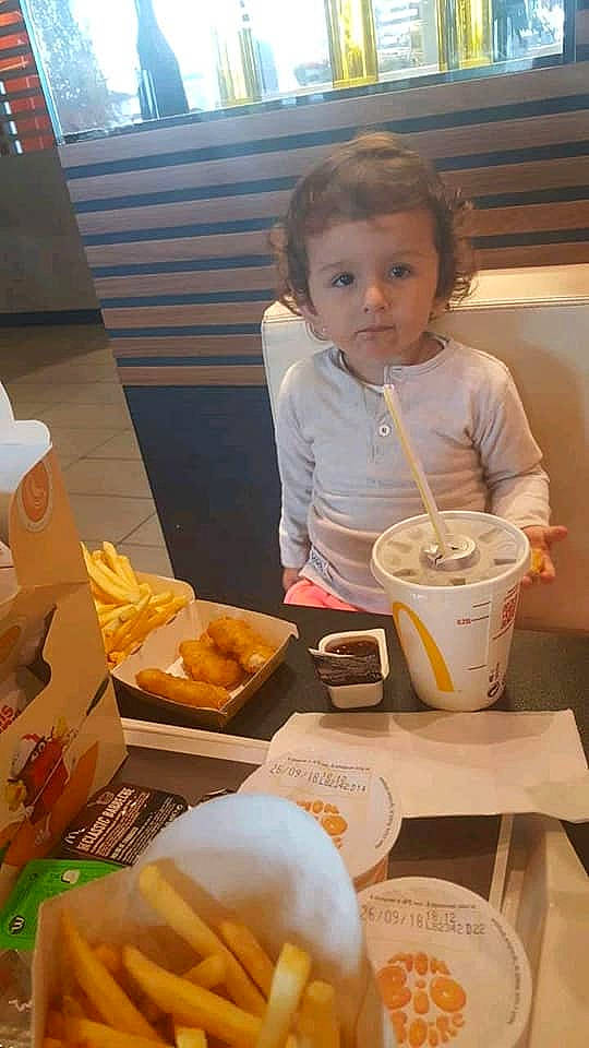 Khélya a rejoint le concours — aidez-le/la à gagner de superbes lots ! breakfast, brunch, child, comfort_food, cuisine, dish, fast_food, food, junk_food, kids_meal, meal, person, snack