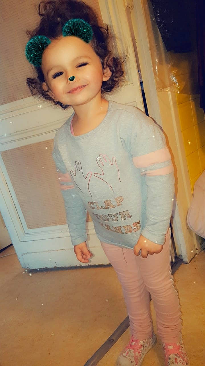 Khélya participe au concours pour gagner de l'argent avec cette photo : child, child_model, person, smile, standing