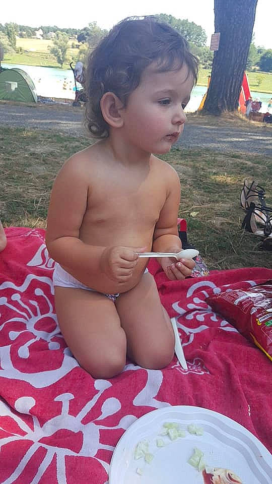 Khélya participe au concours pour gagner de l'argent avec cette photo : child, fun, grass, leg, person, picnic, play, recreation, summer, thigh, toddler, trunk, vacation