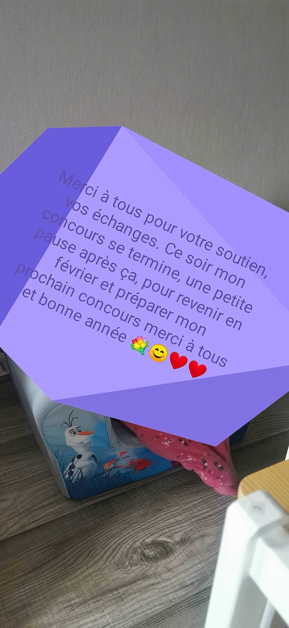 Océane a rejoint le concours — aidez-le/la à gagner de superbes lots ! art_paper, construction_paper, electric_blue, event, font, graphic_design, handwriting, letter, magenta, material_property, packaging_and_labeling, paper, paper_product, party_supply, pink, purple, rectangle, stationery, writing