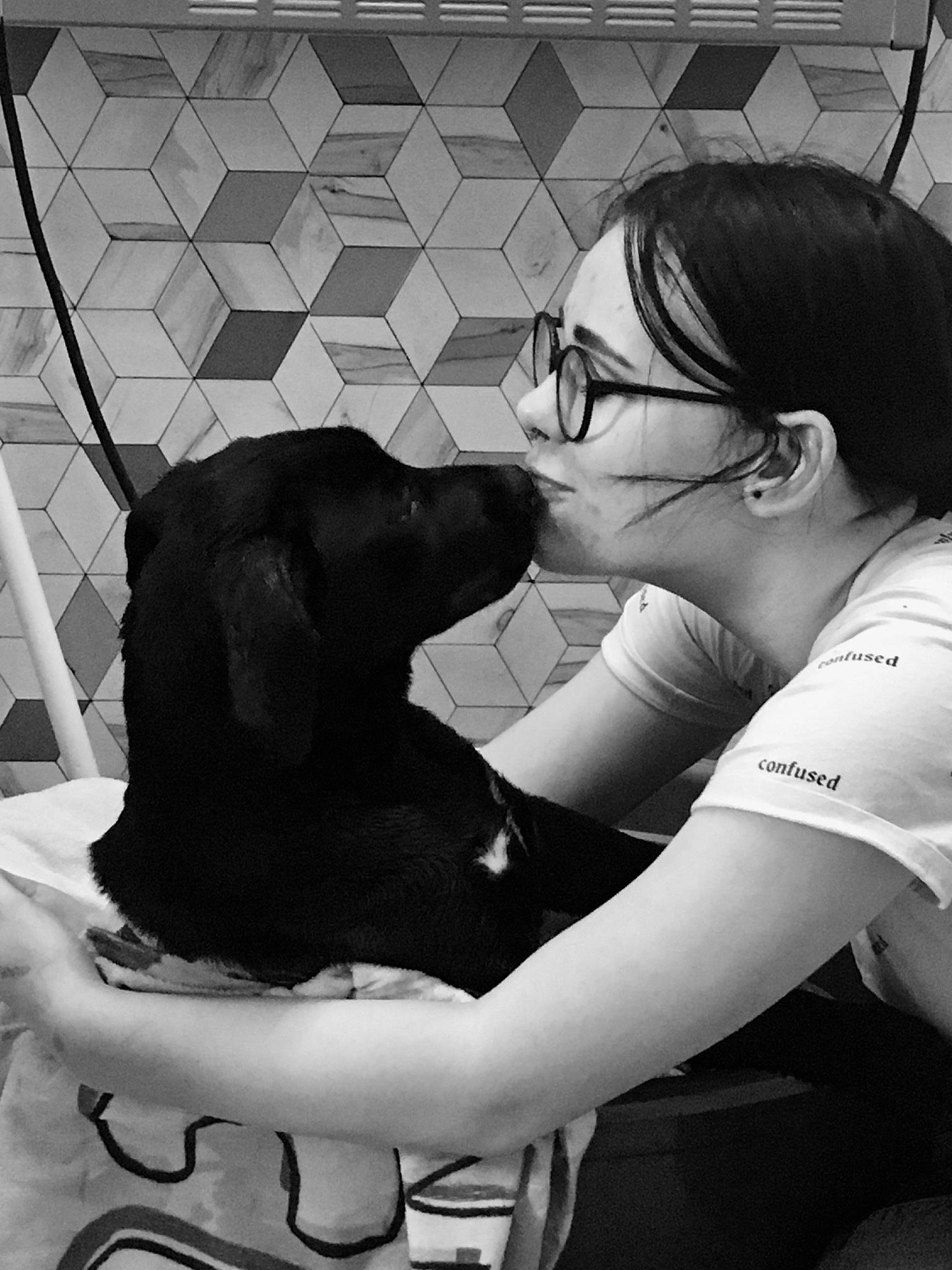 Poison participe au concours pour gagner de l'argent avec cette photo : black_and_white, black_hair, carnivore, comfort, companion_dog, cool, dog, dog_breed, elbow, eyewear, gesture, glasses, mammal, monochrome, monochrome_photography, shoulder, snout, style, vision_care, working_animal