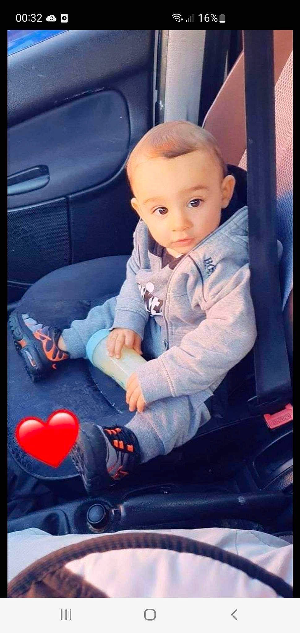 Seylan participe au concours pour gagner de l'argent avec cette photo : auto_part, automotive_design, automotive_exterior, car_seat, car_seat_cover, child, cool, design, electric_blue, family_car, finger, fun, motor_vehicle, person, photograph, snapshot, steering_wheel, technology, toddler, toy