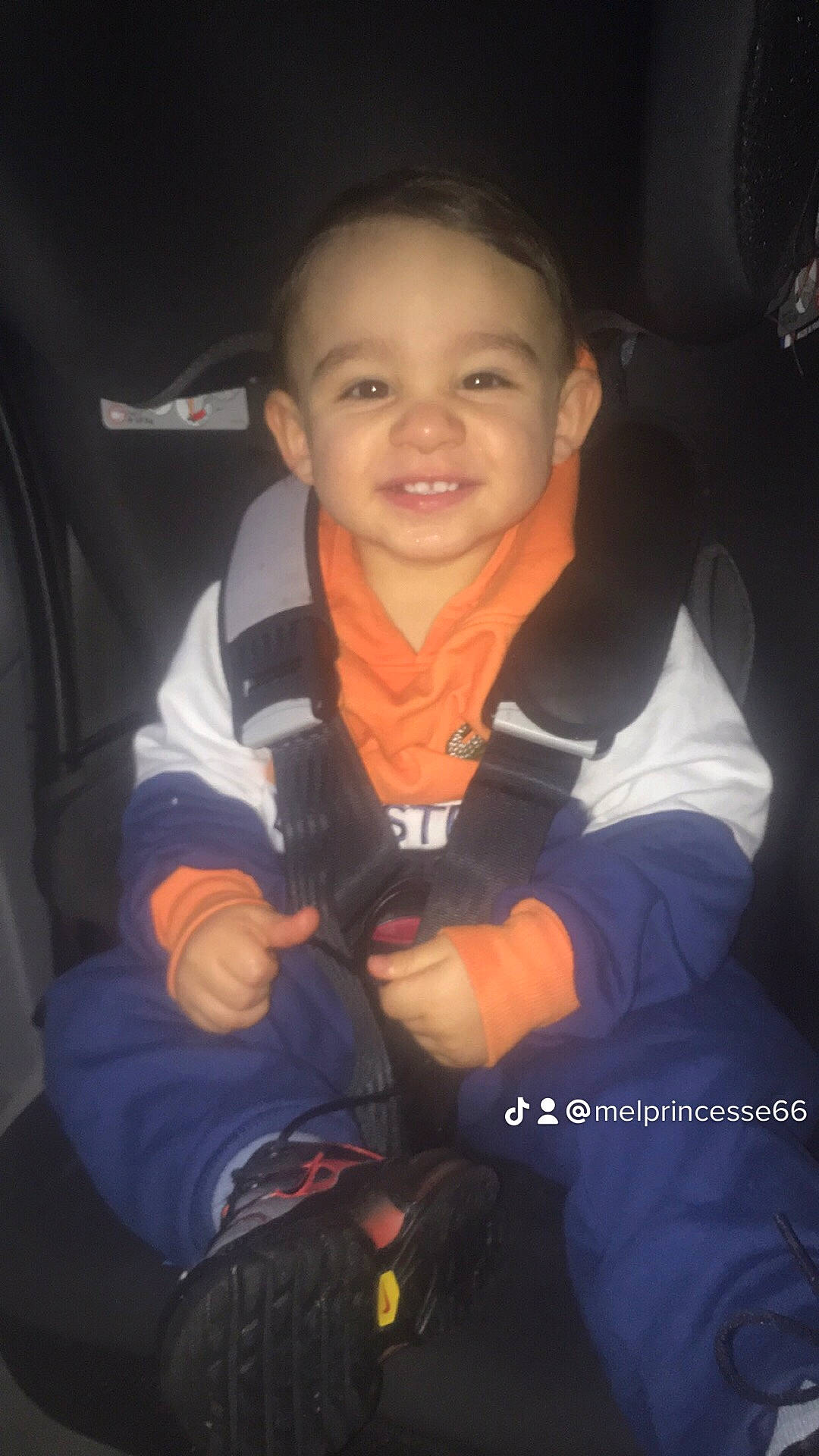 Seylan participe au concours pour gagner de l'argent avec cette photo : baby, baby_carriage, baby_products, car_seat, cheek, child, comfort, darkness, finger, flash_photography, fun, gesture, happy, joy, mouth, person, sitting, sleeve, smile, thumb