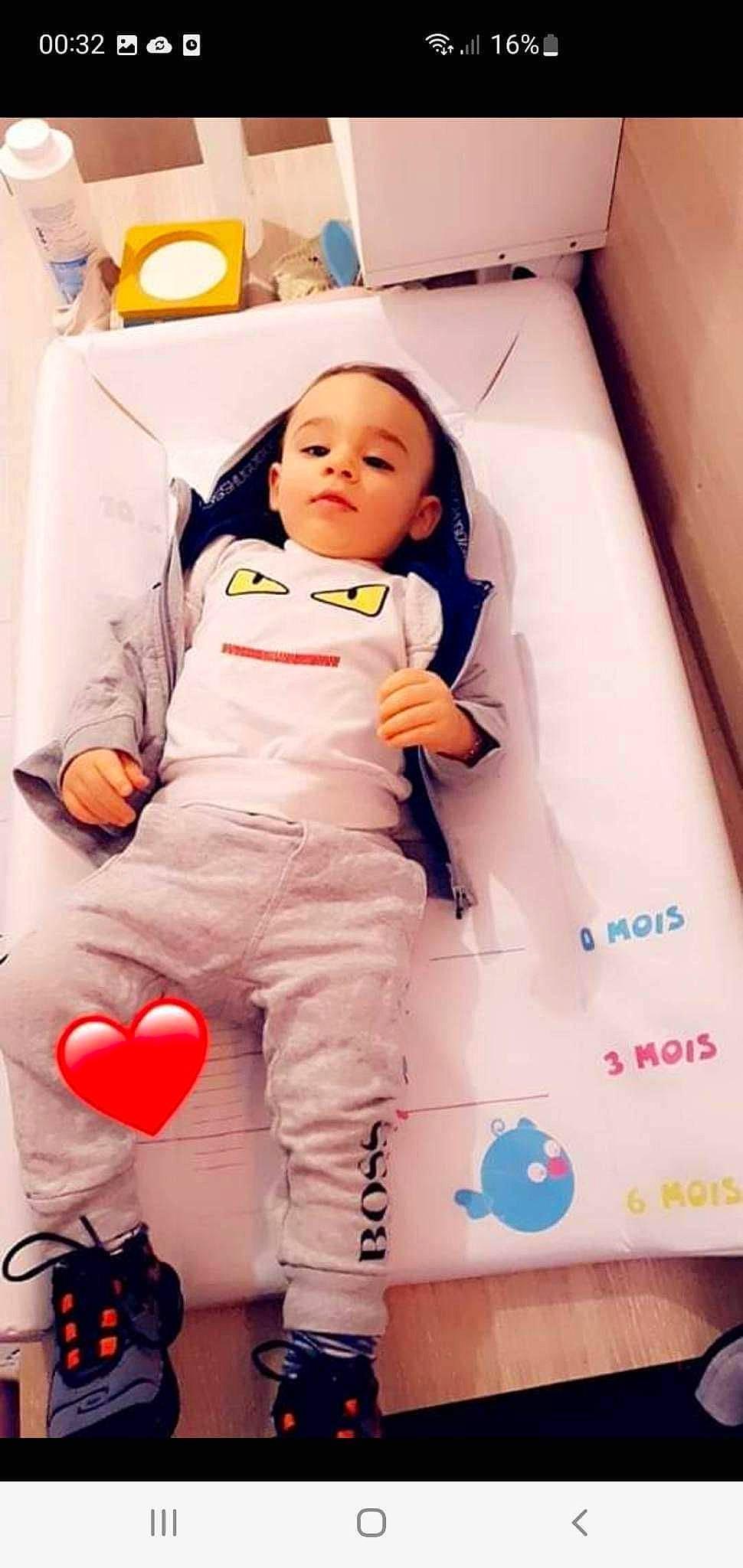 Seylan participe au concours pour gagner de l'argent avec cette photo : baby, baby_products, baby_safety, baby_toddler_clothing, balloon, child, comfort, flooring, fun, happy, linens, person, play, room, service, sitting, sleeve, t_shirt, toddler