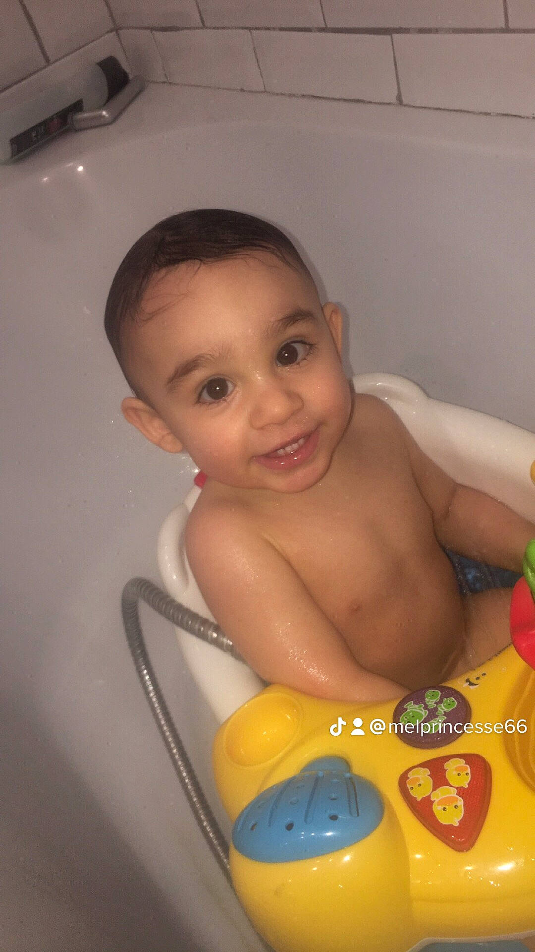 Seylan a rejoint le concours — aidez-le/la à gagner de superbes lots ! arm, baby, baby_bathing, baby_playing_with_toys, bath_toy, bathing, bathroom, bathtub, cheek, chest, fun, happy, iris, joy, mouth, nose, person, skin, smile, toddler