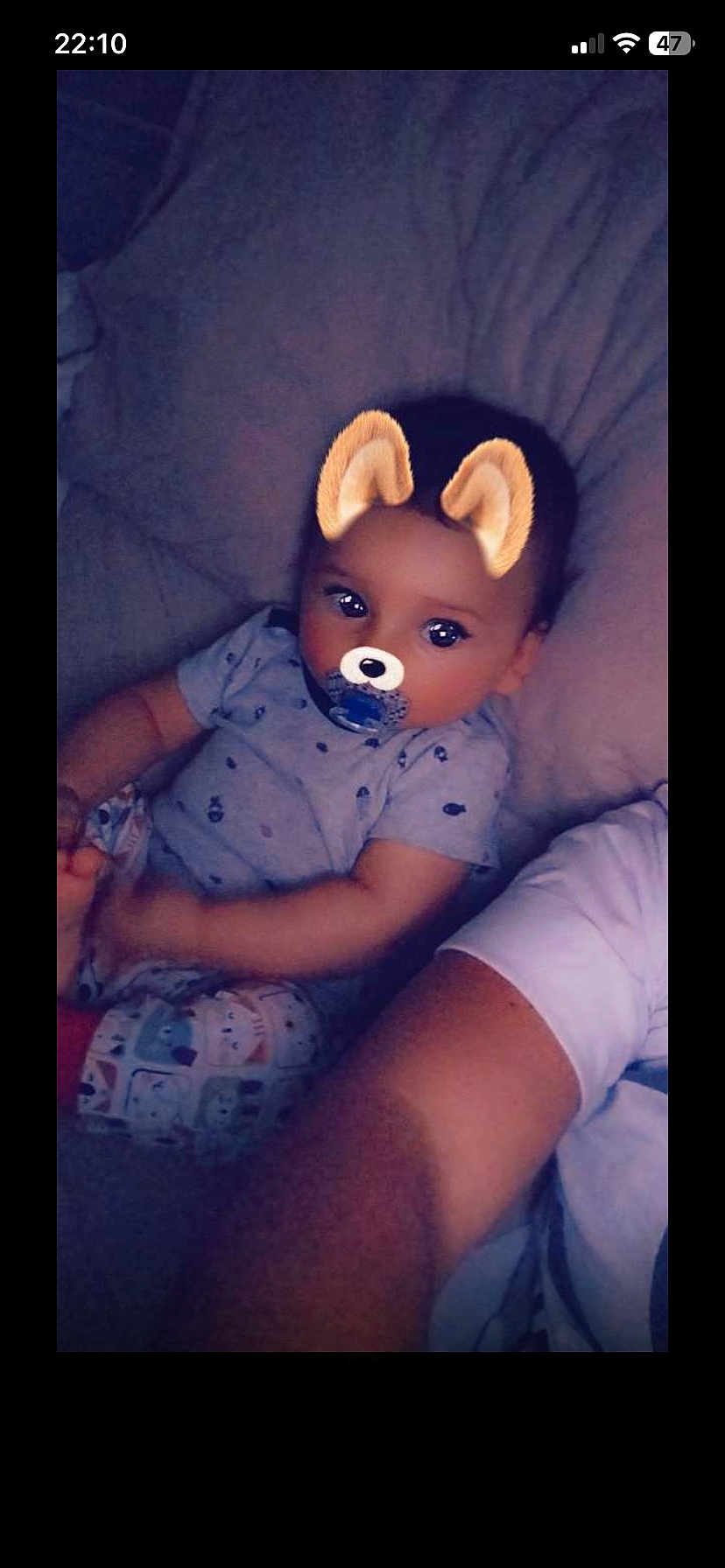 Baha a rejoint le concours — aidez-le/la à gagner de superbes lots ! baby, child, pacifier, filter, dog_ears, dog_nose, lying_down, pajamas, infant, cute, person, face_filter, indoors, resting, soft_surface, arm, sleepwear, playful, young_child, human