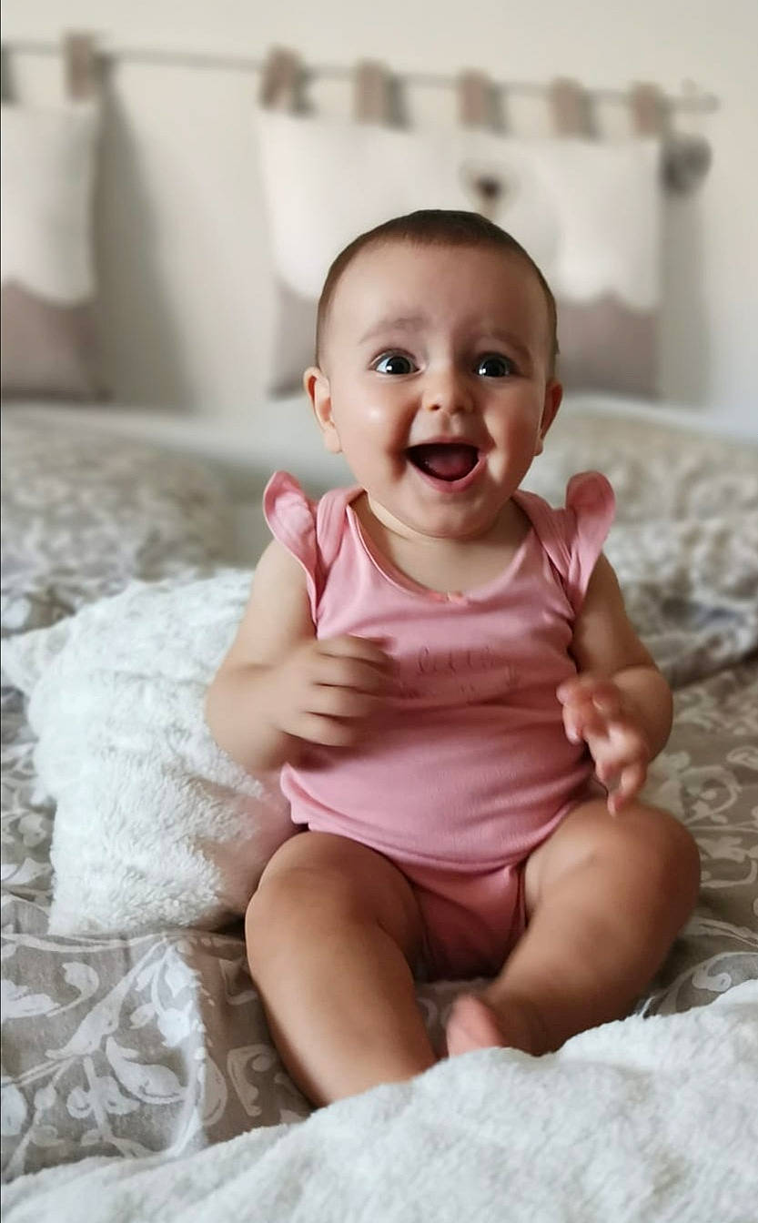 Maya participe au concours pour gagner de l'argent avec cette photo : baby_toddler_clothing, cheek, chin, dress, eye, eyebrow, face, flash_photography, happy, head, iris, lip, mouth, neck, nose, person, skin, sleeve, smile, textile