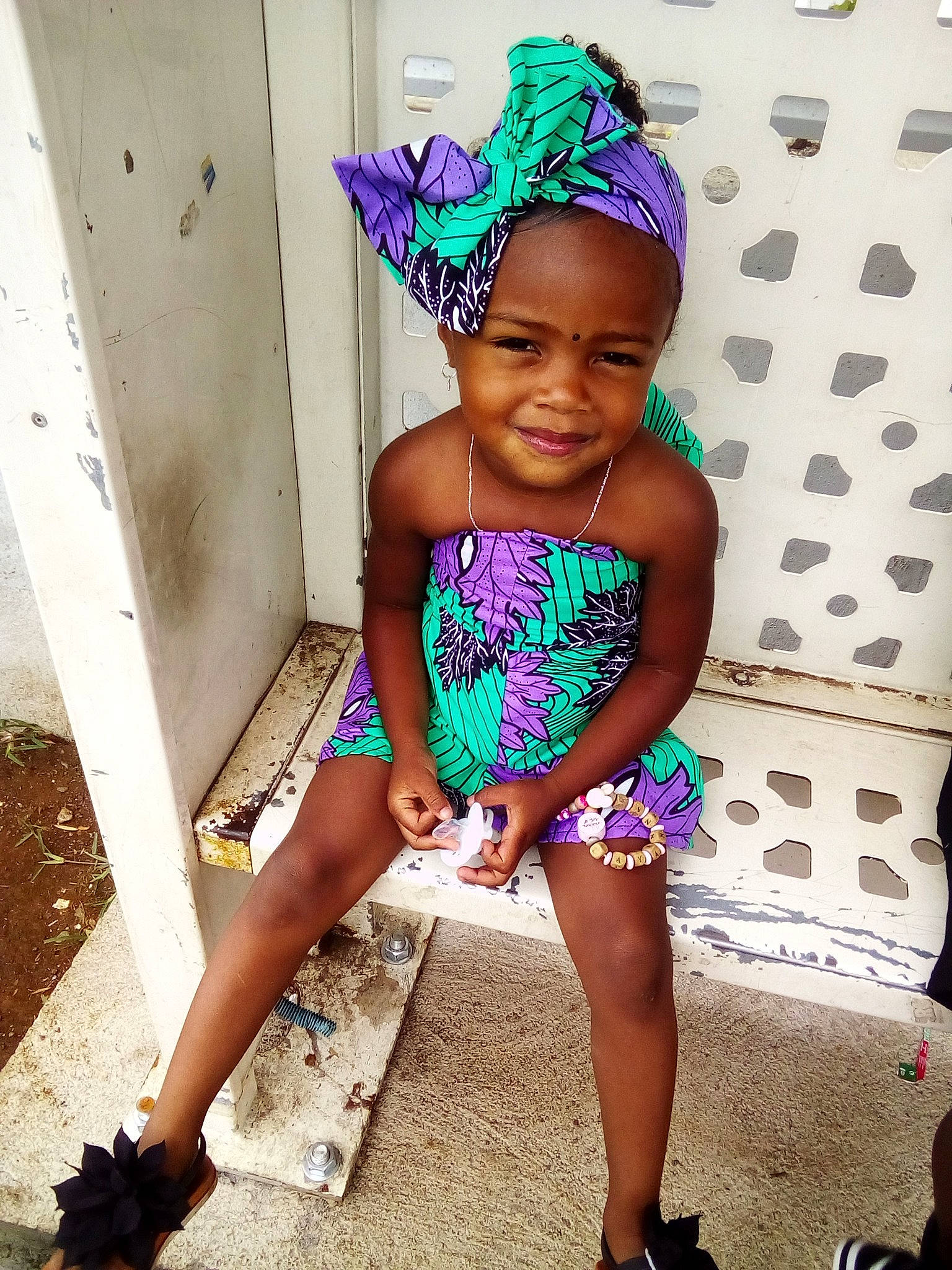 Layannah participe au concours pour gagner de l'argent avec cette photo : abdomen, child, fashion_accessory, fun, girl, hair_accessory, headgear, joy, pattern, person, purple, shoulder, toddler