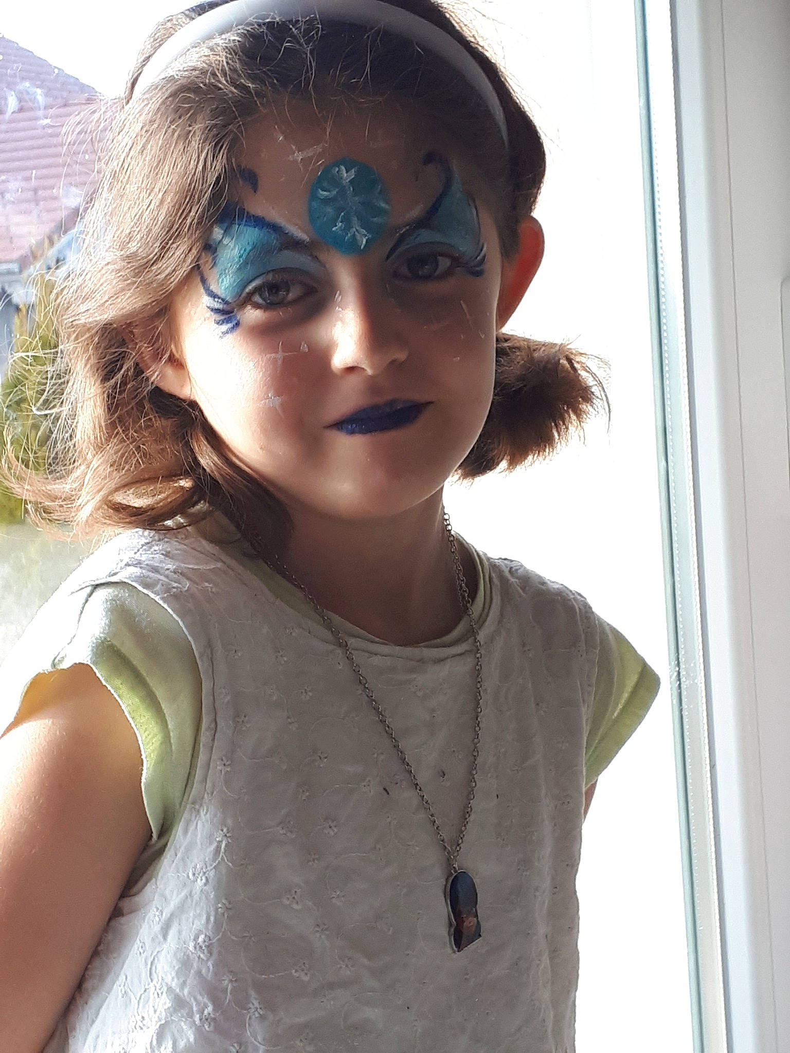 Zoé participe au concours pour gagner de l'argent avec cette photo : beauty, brown_hair, eye, girl, hair_accessory, headgear, neck, person