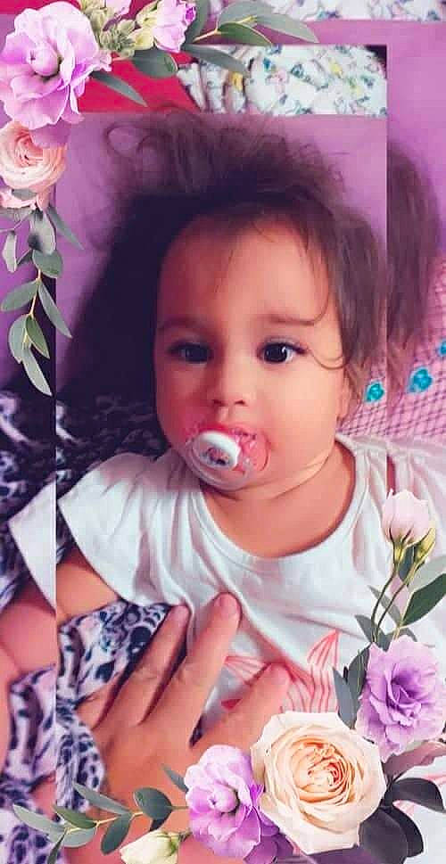 Maunatea a rejoint le concours — aidez-le/la à gagner de superbes lots ! baby_toddler_clothing, cheek, dress, eye, eyelash, facial_expression, finger, flower, hairstyle, hand, happy, iris, lip, person, petal, pink, plant, product, skin, textile