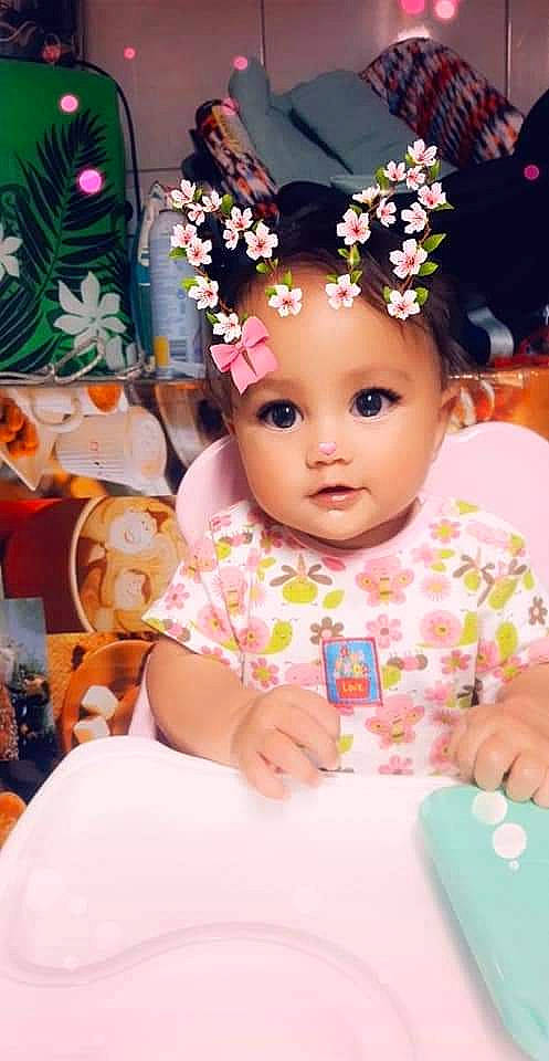 Maunatea a rejoint le concours — aidez-le/la à gagner de superbes lots ! baby, baby_toddler_clothing, cheek, child, chin, dress, eye, flower, fun, happy, head, headpiece, iris, person, petal, pink, skin, table, textile, toddler