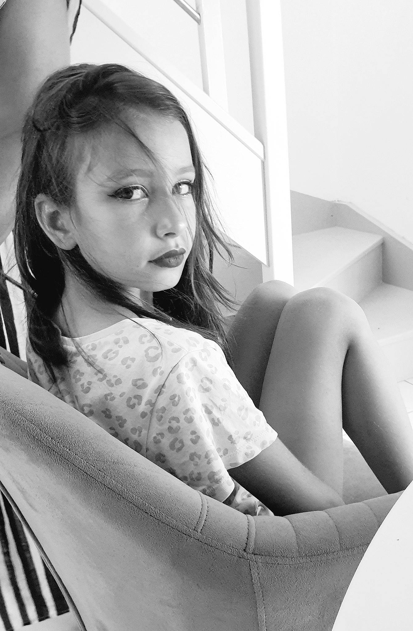 Lehna a rejoint le concours — aidez-le/la à gagner de superbes lots ! arm, black, black_and_white, comfort, eye, eyebrow, face, fashion, flash_photography, hair, hairstyle, happy, head, human_body, leg, lip, person, shoulder, skin, style