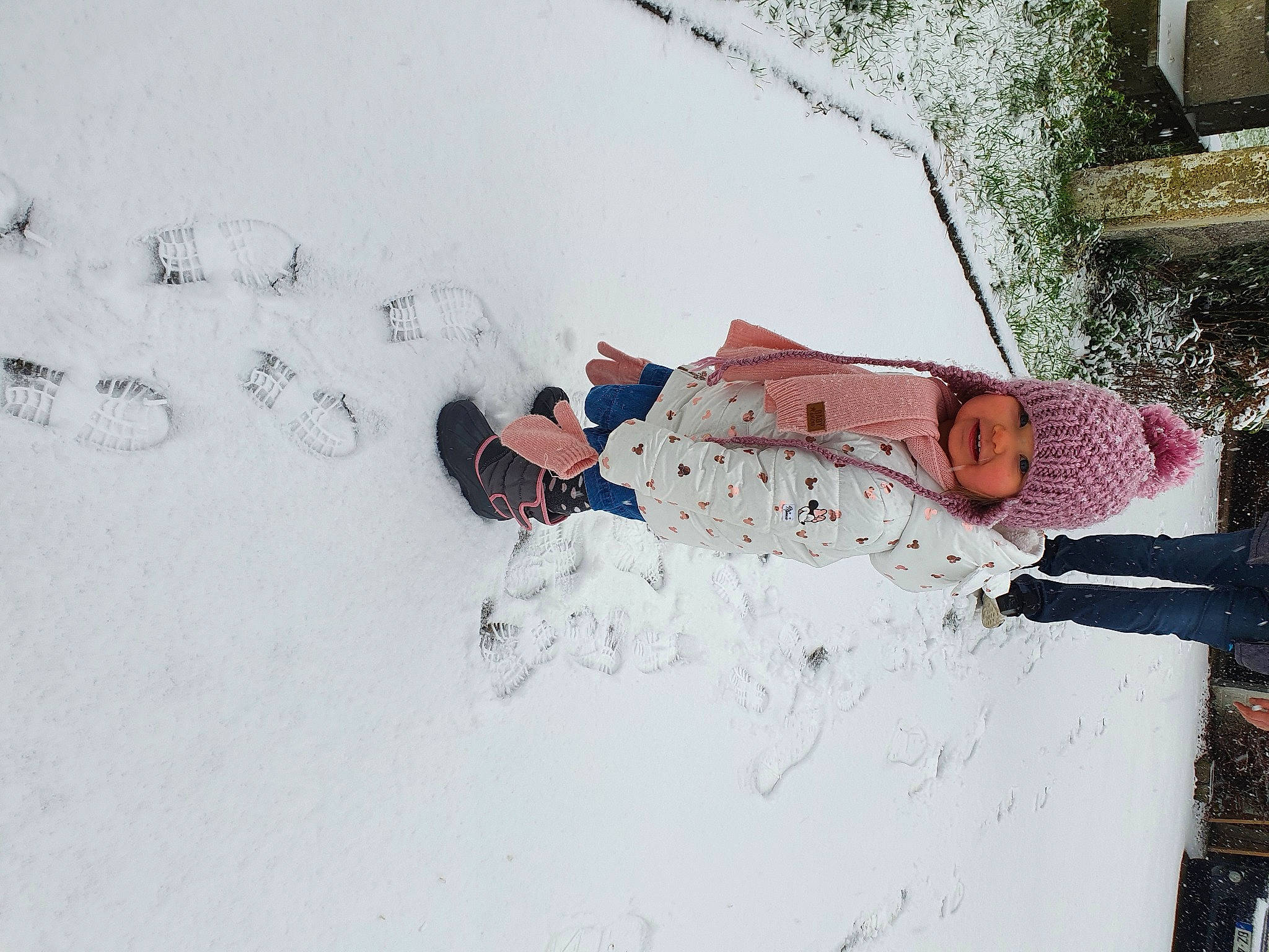 Ambre participe au concours pour gagner de l'argent avec cette photo : freezing, frost, headwear, ice_cap, person, playing_in_the_snow, precipitation, snow, winter