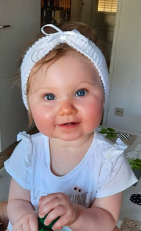 Ambre a rejoint le concours — aidez-le/la à gagner de superbes lots ! baby_toddler_clothing, bonnet, cheek, child, costume_accessory, eye, eyebrow, face, finger, hair_accessory, headband, headgear, headpiece, input_device, iris, lip, nail, nose, person, skin