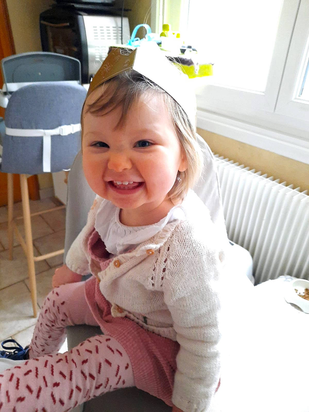 Ambre a rejoint le concours — aidez-le/la à gagner de superbes lots ! baby, baby_toddler_clothing, child, costume_accessory, daylighting, eye, face, hair_accessory, head, headband, headpiece, joy, linens, person, room, sweater, toddler, window_covering