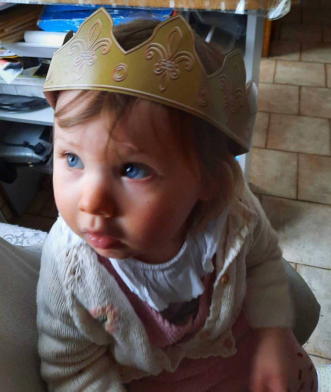 Ambre a rejoint le concours — aidez-le/la à gagner de superbes lots ! baby, baby_toddler_clothing, brass, costume_accessory, costume_hat, crown, foot, person, tile, toddler