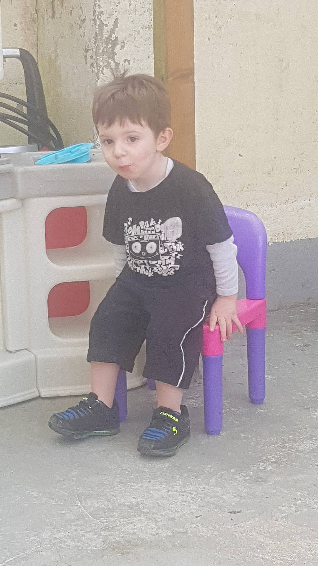 Mathéo a rejoint le concours — aidez-le/la à gagner de superbes lots ! child, electric_blue, flooring, fun, human_leg, joint, knee, person, play, purple, shoe, shoulder, sitting, sleeve, sneakers, sock, sportswear, standing, t_shirt, thigh