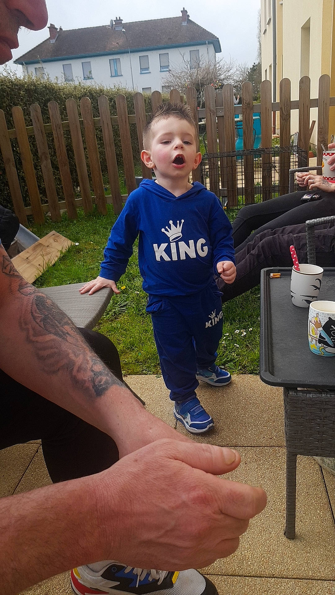 Mathéo participe au concours pour gagner de l'argent avec cette photo : calf, cool, elbow, electric_blue, foot, gesture, grass, human_leg, joint, knee, leisure, luggage_and_bags, person, plant, recreation, sleeve, t_shirt, thigh, thumb, toddler