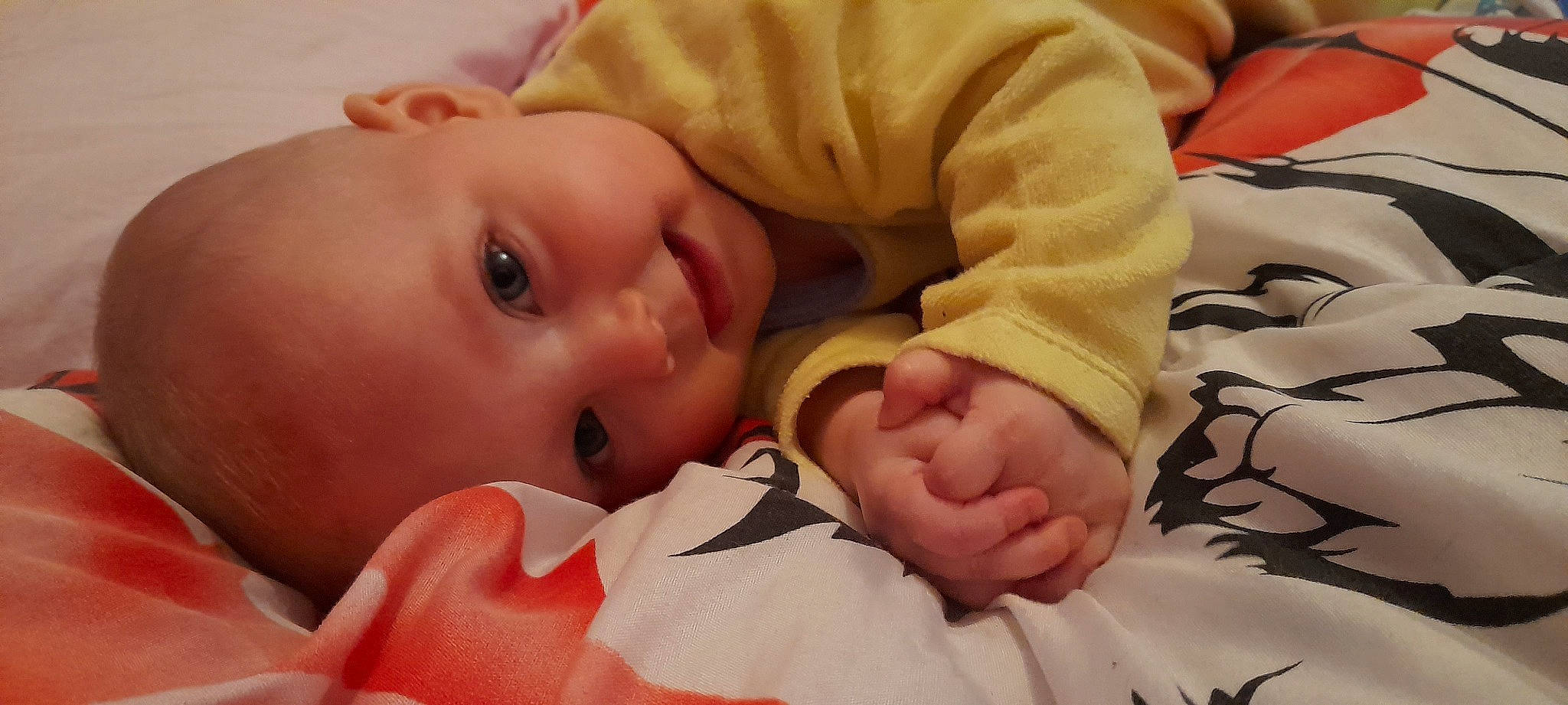 Cassie a rejoint le concours — aidez-le/la à gagner de superbes lots ! baby, baby_products, baby_toddler_clothing, bedtime, cheek, child, comfort, eyebrow, facial_expression, forehead, human, linens, lip, nose, person, skin, toddler