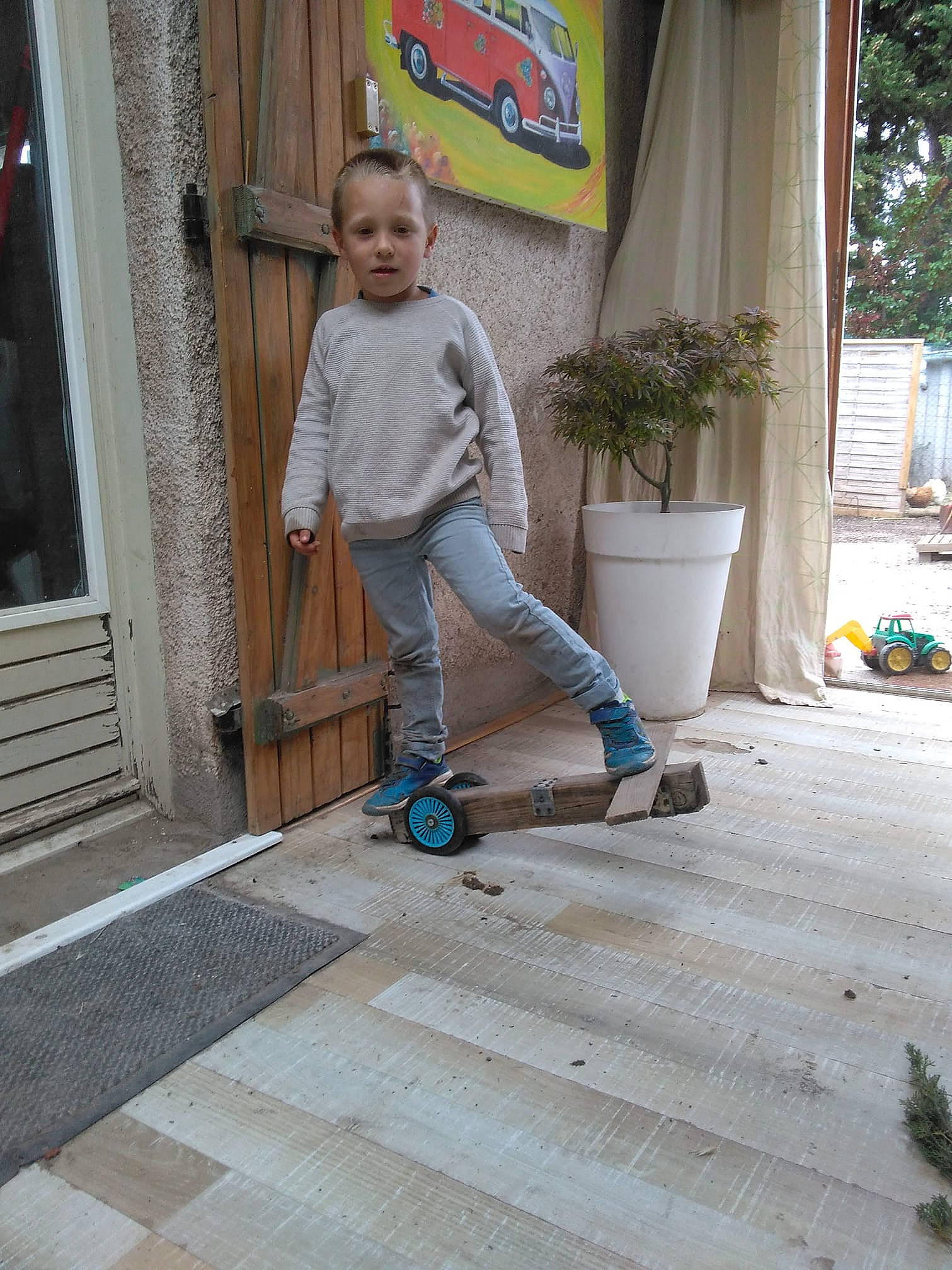 Leny a rejoint le concours — aidez-le/la à gagner de superbes lots ! floor, flooring, jeans, person, recreation, sidewalk, wood