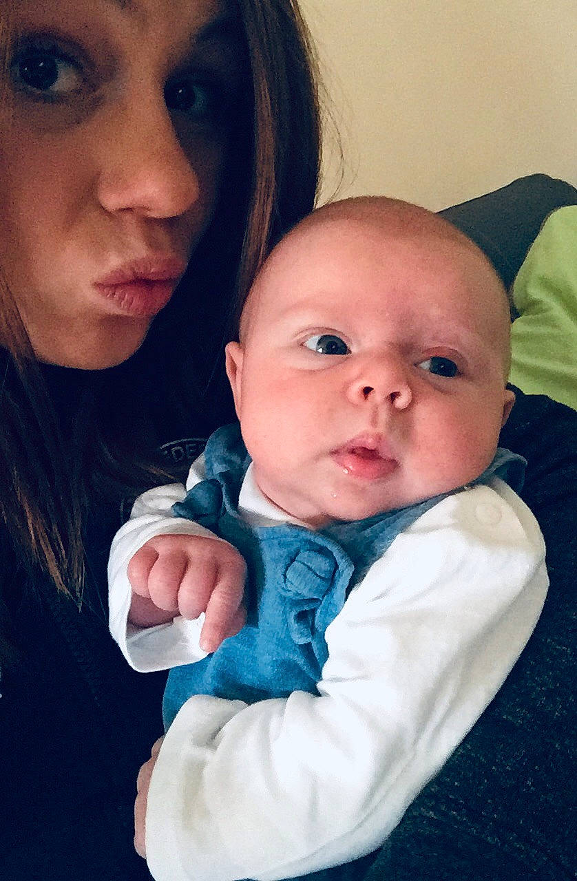 Emy participe au concours pour gagner de l'argent avec cette photo : baby, cheek, child, chin, eye, face, finger, forehead, hand, head, iris, lip, mother, mouth, nose, people, person, photography, selfie, skin