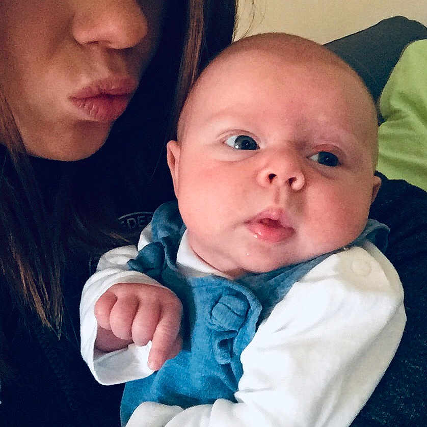 Emy participe au concours pour gagner de l'argent avec cette photo : baby, cheek, child, chin, eye, face, finger, forehead, hand, head, iris, lip, mother, mouth, nose, people, person, photography, selfie, skin
