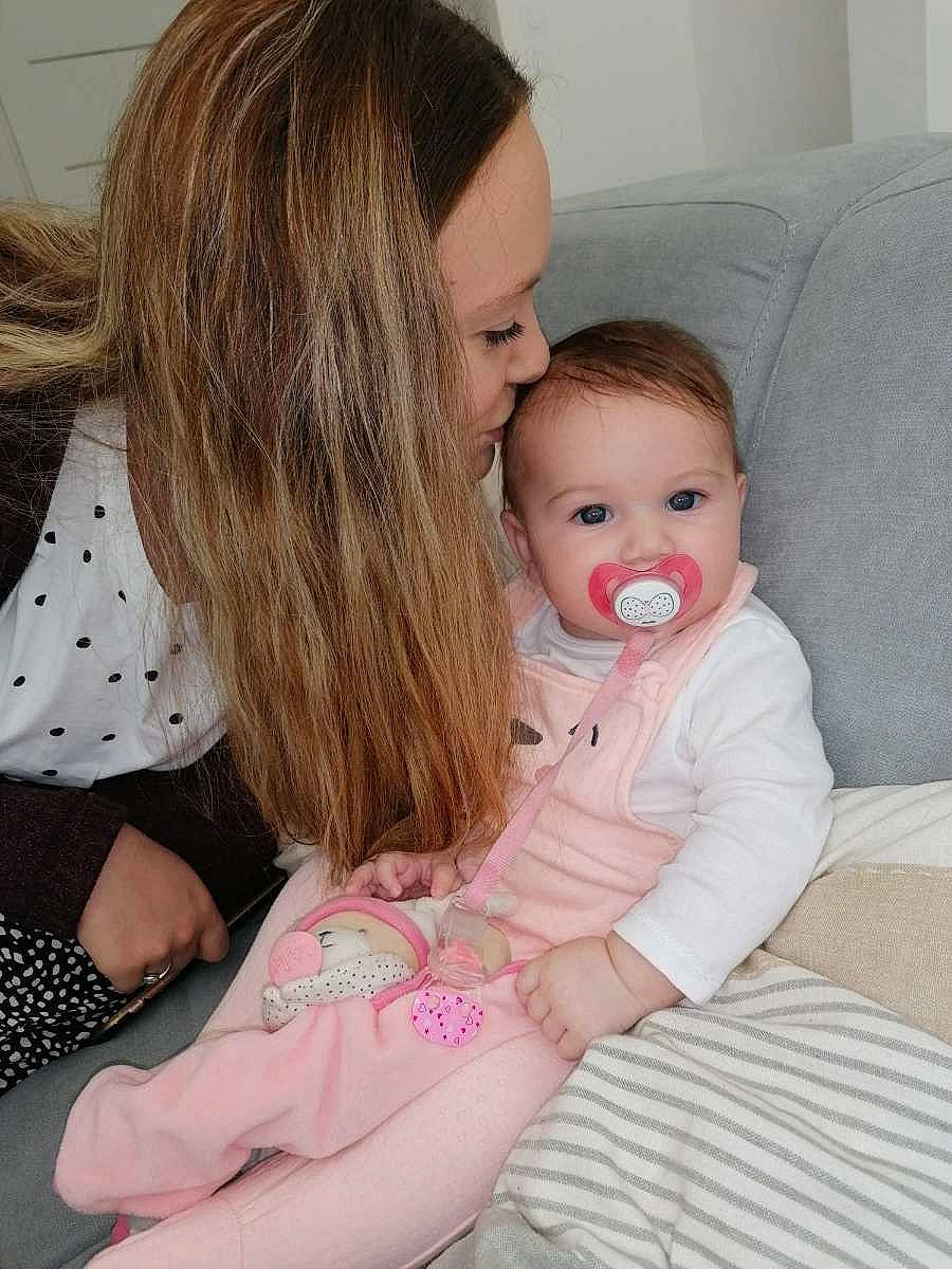 Anà participe au concours pour gagner de l'argent avec cette photo : baby, baby_toddler_clothing, cheek, child, chin, comfort, couch, face, facial_expression, gesture, hair, happy, iris, joint, mouth, neck, nose, person, skin, sleeve