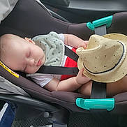 Aylan a rejoint le concours — aidez-le/la à gagner de superbes lots ! baby, car, car_seat, child, closeup, clothing, cute, foot, hand, hat, infant, interior, naptime, peaceful, portrait, rest, safety, seatbelt, sleeping, transportation