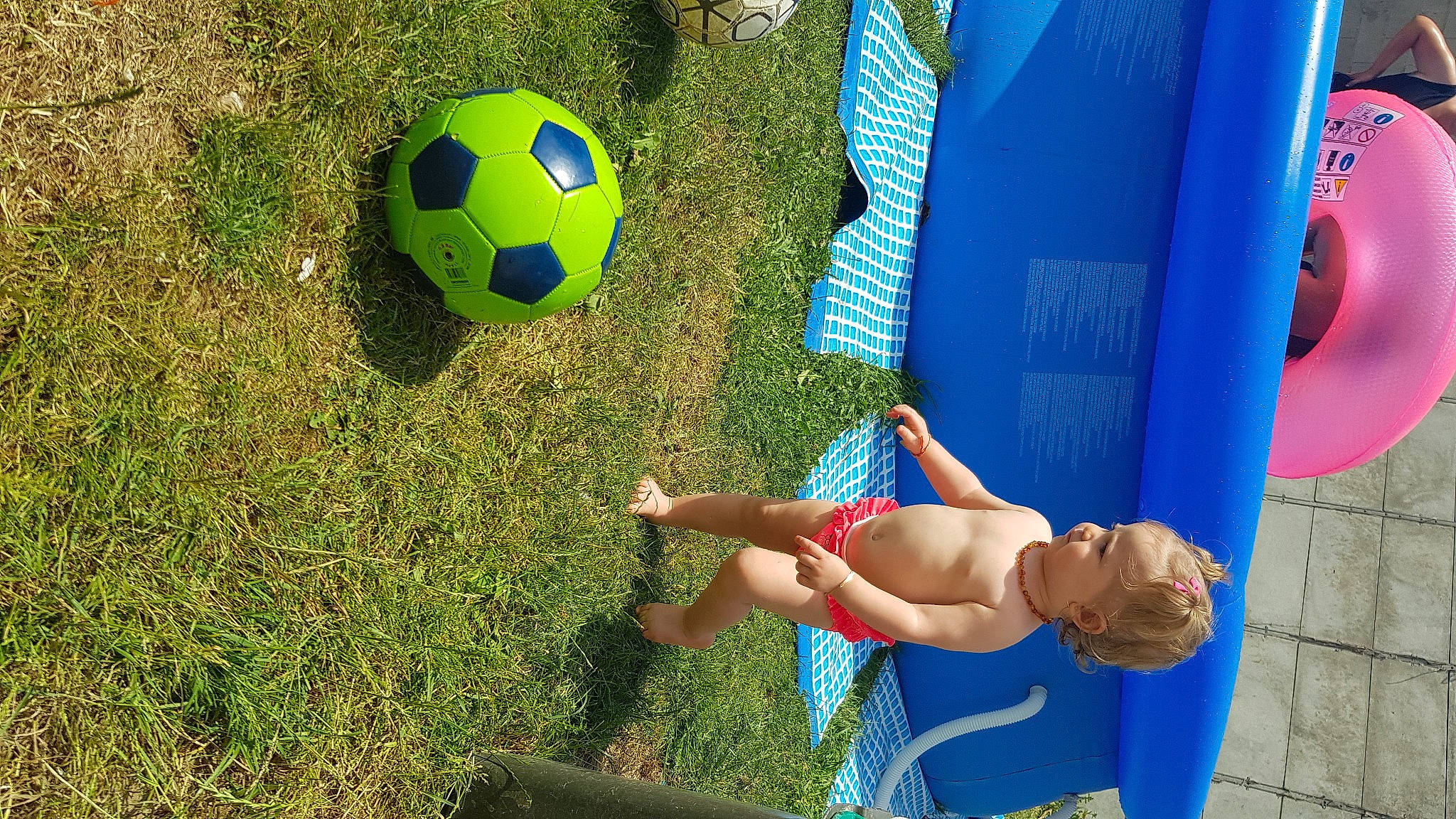 Yara participe au concours pour gagner de l'argent avec cette photo : ball, competition_event, football, fun, grass, leg, leisure, person, play, soccer, soccer_ball, sports_equipment, summer, vacation, world