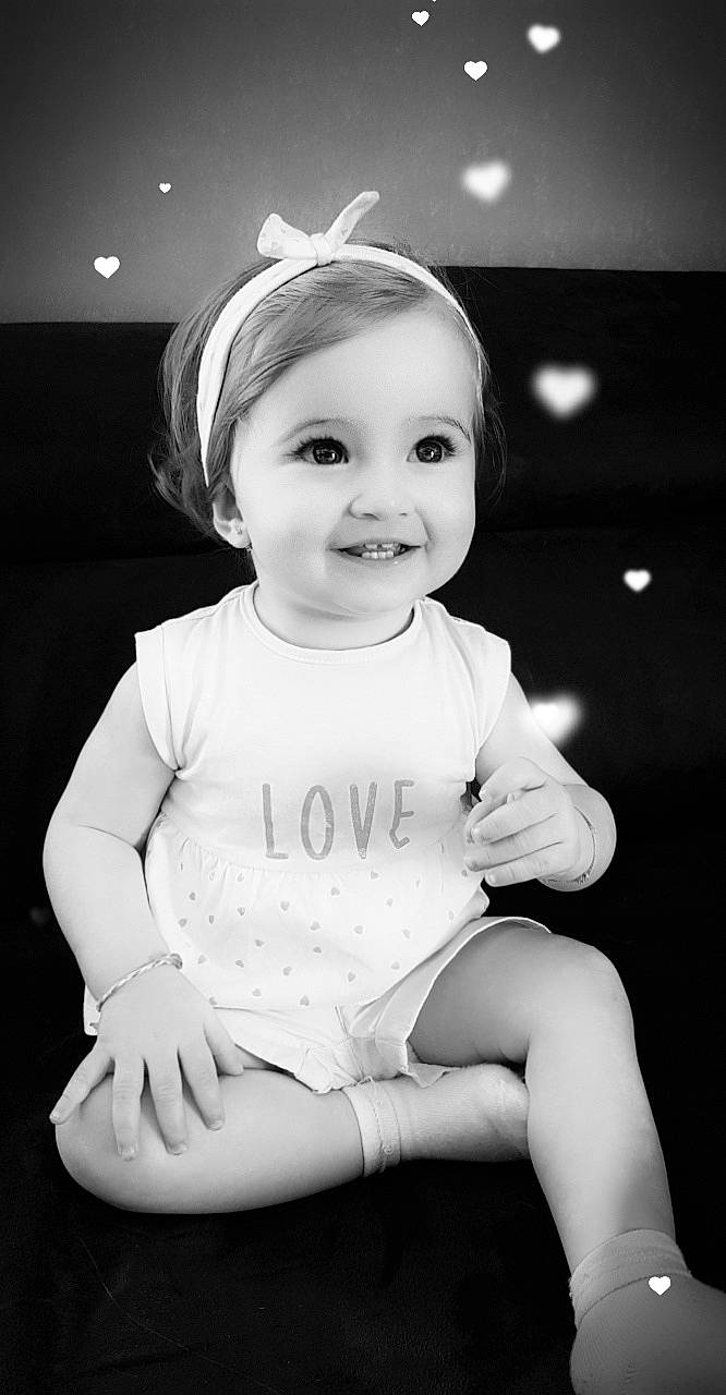 Yara participe au concours pour gagner de l'argent avec cette photo : baby, black, black_and_white, cheek, child, face, facial_expression, head, joy, monochrome, monochrome_photography, people, person, photograph, photography, sitting, skin, smile, snapshot, standing