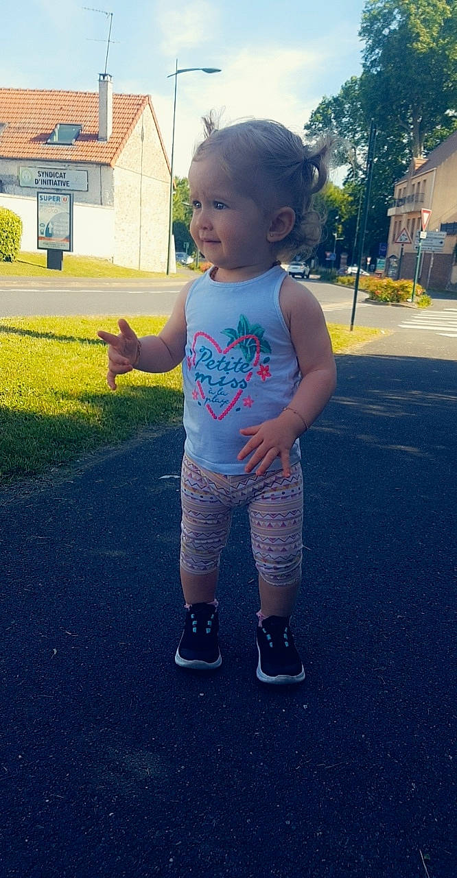 Yara participe au concours pour gagner de l'argent avec cette photo : asphalt, child, fun, jeans, leaf, person, play, smile, standing, summer, t_shirt, toddler, vacation