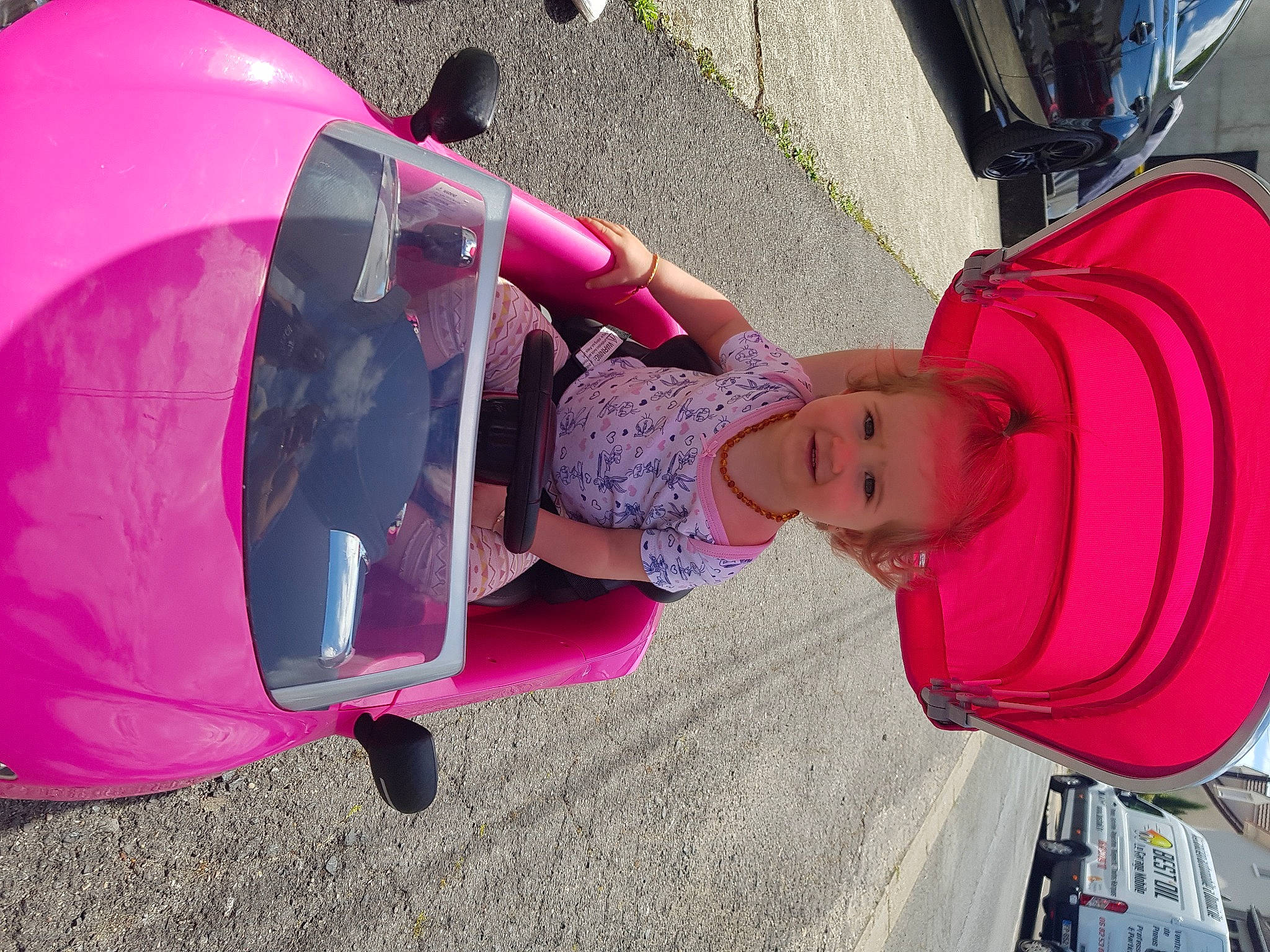 Yara a rejoint le concours — aidez-le/la à gagner de superbes lots ! auto_part, automotive_exterior, automotive_tire, baby_carriage, baby_products, bumper, car, child, city_car, fun, joy, leisure, magenta, motor_vehicle, person, pink, product, red, subcompact_car, vacation