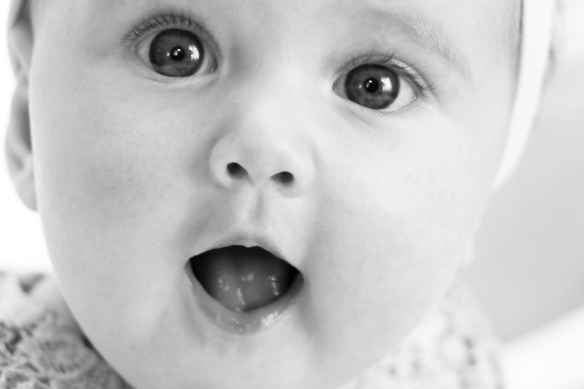 Yara participe au concours pour gagner de l'argent avec cette photo : baby, black_and_white, cheek, child, chin, close_up, eye, face, facial_expression, head, iris, lip, monochrome, mouth, nose, organ, person, photograph, skin, surprise