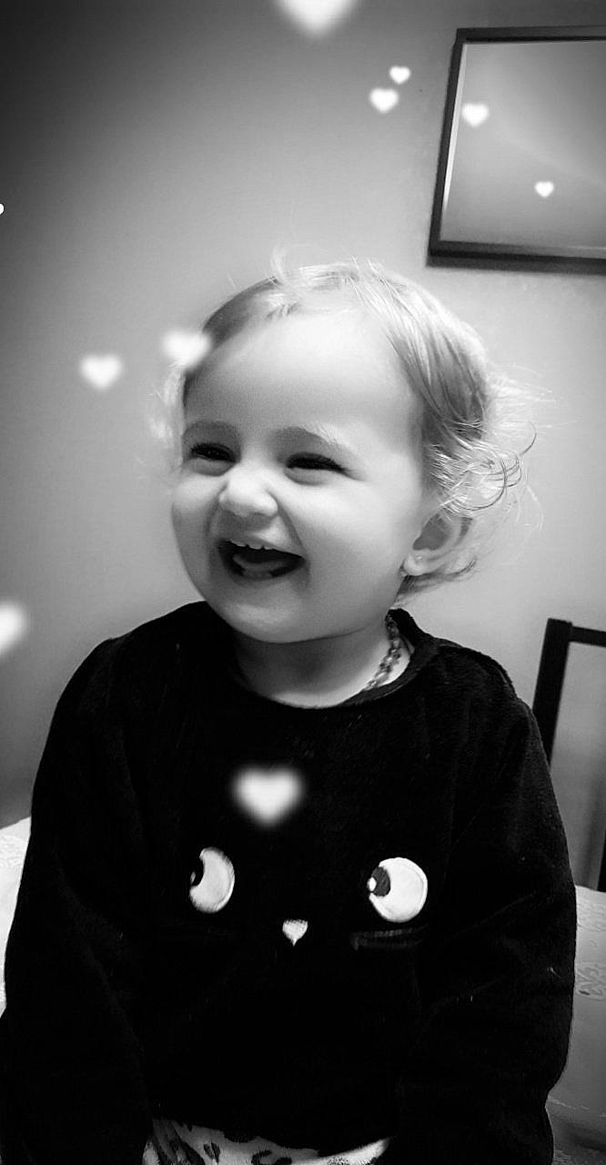 Yara participe au concours pour gagner de l'argent avec cette photo : black, black_and_white, cheek, child, face, facial_expression, hair, hairstyle, head, monochrome, monochrome_photography, nose, people, person, photograph, skin, smile, snapshot, standing, toddler