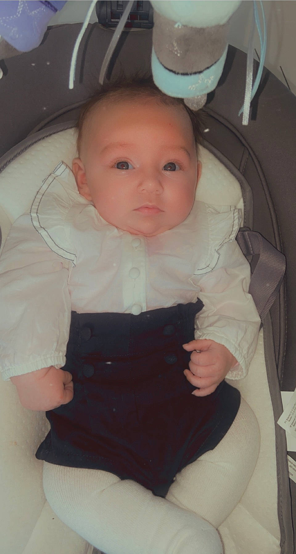 Hilona a rejoint le concours — aidez-le/la à gagner de superbes lots ! abdomen, baby, baby_safety, baby_toddler_clothing, cheek, chest, child, comfort, eye, eyelash, finger, iris, mouth, person, product, sitting, skin, sleeve, thumb, toddler