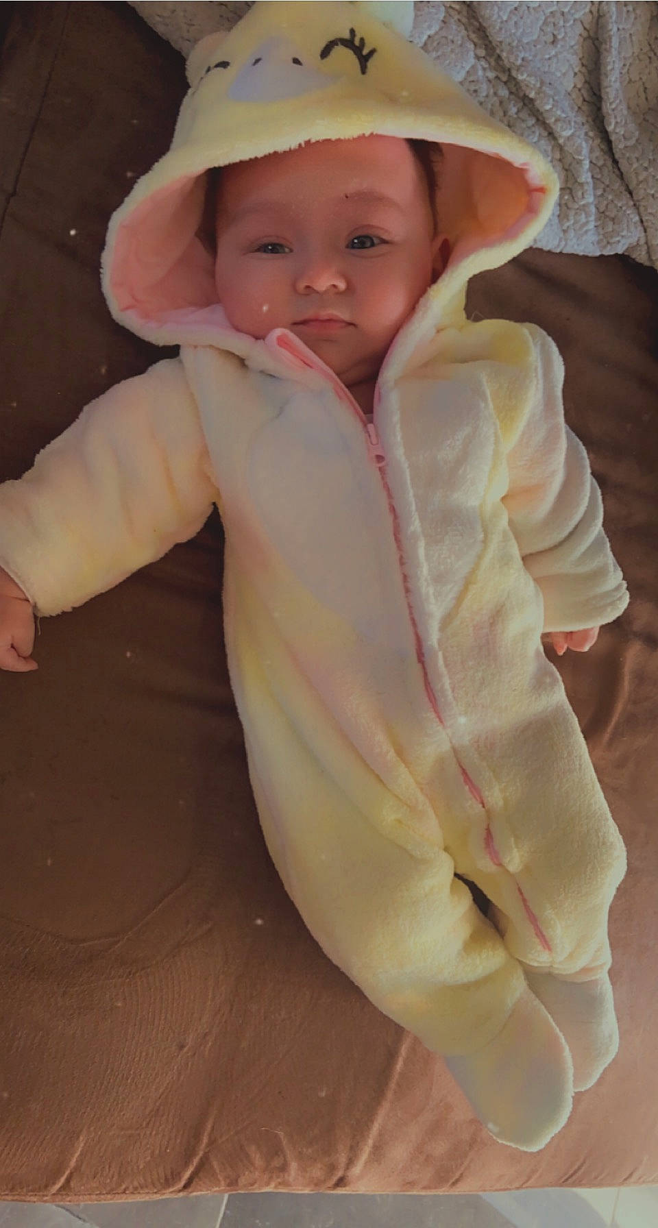 Hilona participe au concours pour gagner de l'argent avec cette photo : baby, baby_products, baby_toddler_clothing, cap, comfort, face, fashion_accessory, flash_photography, gesture, hand, happy, hat, human_body, lip, nose, person, pink, sleeve, sun_hat, thumb