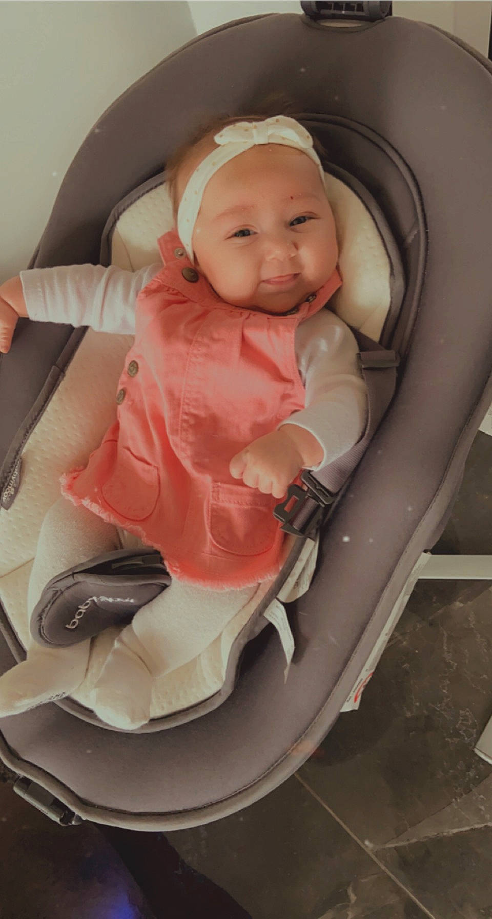 Hilona a rejoint le concours — aidez-le/la à gagner de superbes lots ! baby, baby_carriage, baby_in_car_seat, baby_products, baby_safety, baby_toddler_clothing, car_seat, cheek, child, comfort, eye, face, headgear, headwear, person, personal_protective_equipment, service, sitting, smile, thumb