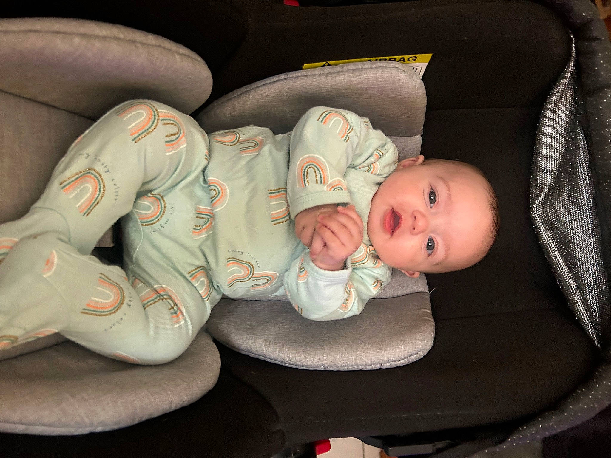 Gloria a rejoint le concours — aidez-le/la à gagner de superbes lots ! auto_part, baby, baby_carriage, baby_in_car_seat, baby_products, baby_safety, baby_sleeping, baby_toddler_clothing, car_seat, carmine, cheek, child, comfort, headgear, lap, linens, person, room, sitting, toddler